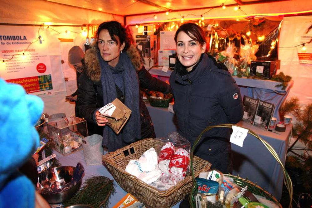 Anja Kling verkauft auf einer Tombola auf einem Weihnachtsmarkt